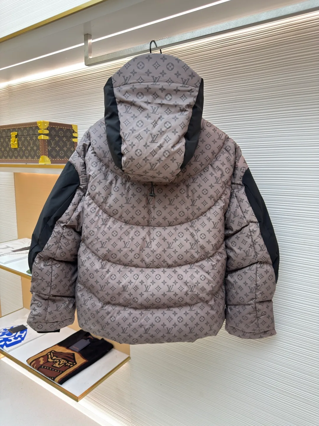 LOUIS VUITTON temperature-sensitive color-changing jacquard down jacket ●Original version: purchased and developed for 17999 ●Item number: 1680753-G45 ●Fabric: black technology fabric ●Technology: temperature-sensitive color-changing production ●Version: fitted version ●Weight: about 1475 grams ●Size: 44-46-48-50-52 ●Description: ✅Exclusively customized black technology fabric, the color of the fabric changes when the temperature reaches the specified degree, waterproof and anti-static fabric, good drape and no stretch, STORM SYSTEM waterproof surface treatment process, waterproof, windproof and breathable hydrophilic film. ✅Original data opening, coordinated proportions, loose, warm, fashionable, tolerant version, complex turning, and exquisite craftsmanship. ✅ Top-notch exquisite workmanship, in full compliance with EU requirements, each grid is filled with full down, and the interior is filled with genuine imported 90% white goose down. It is light and thin, has a delicate feel, is not easy to deform, and does not show through. Goose down is widely used in ski shirts and cold-proof clothing. The thermal insulation performance of goose down will be better under the same amount of down. The upper body is light and has no weight-bearing feeling, and the warmth retention can be imagined. ✅This heavy-duty down jacket has excellent thermal insulation performance, is light and not heavy, and has good bulk recovery after compression. Warm reminder: ⚠️Washing method: Do not wash, do not machine wash, can be dry cleaned. The overall wiring is straight and delicate, the fabric is comfortable and soft, and the color is consistent without color difference. It can be matched with the same style to create a fashionable look and control various occasions. Customized accessories, complete with three standards, same style for men and women!